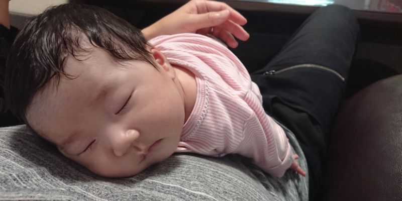 Bébé qui dort sur le ventre
