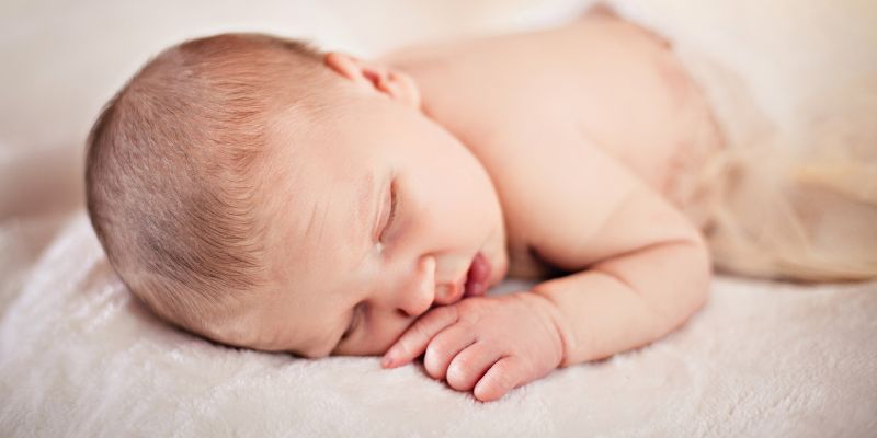 Bébé qui dort sur le ventre