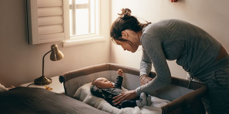 Maman qui examine son fils