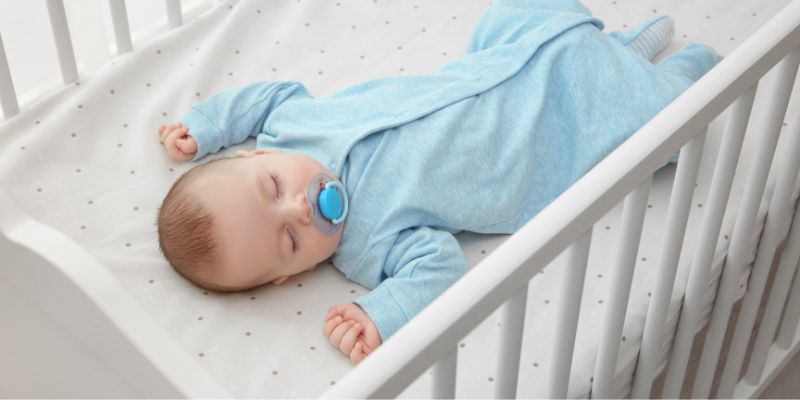 bébé de 2 mois qui dort