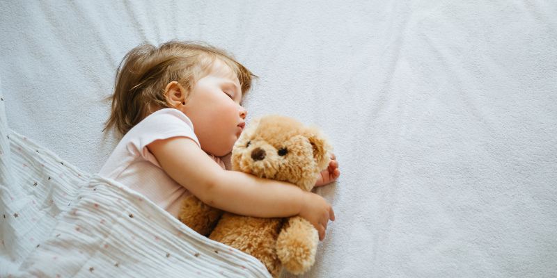 bébé qui dort sur le coté