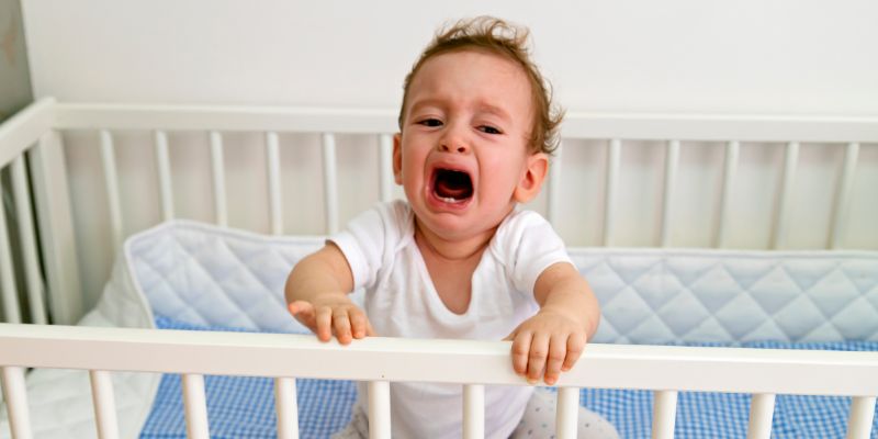 bébé qui pleure dans son lit la nuit