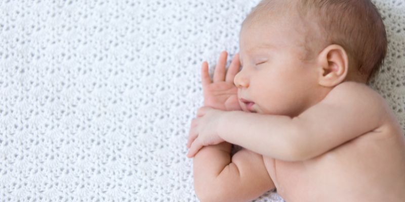 bébé qui dort sur le coté