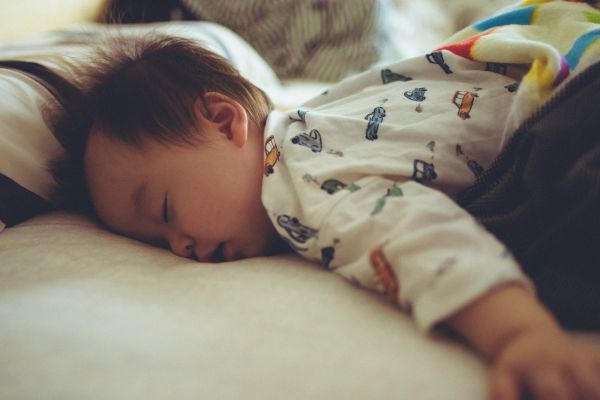 bébé qui dort sur le ventre