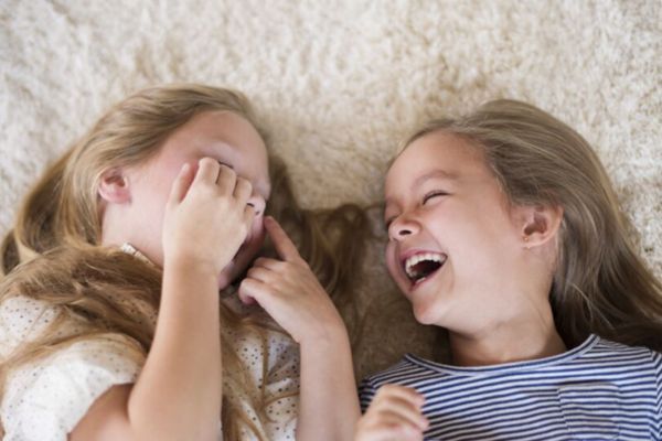2 filles qui rient ensembles