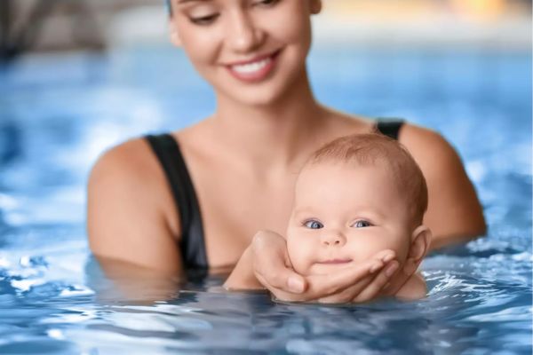 bébé dans l'eau