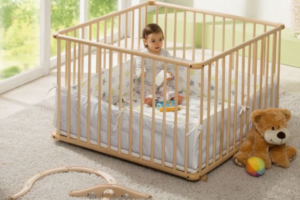 bébé dans un parc bébé
