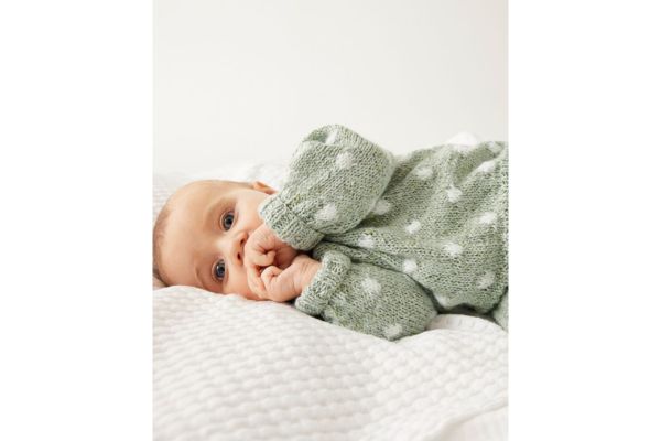 bébé en brassière