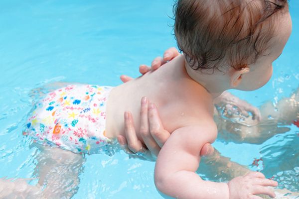 bébé en couche de piscine