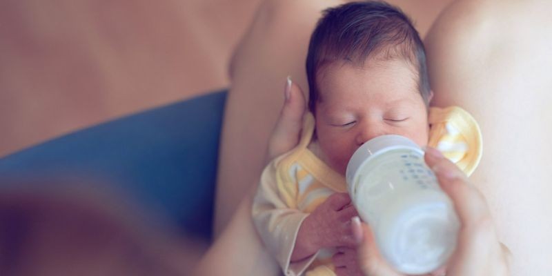 bébé et biberon
