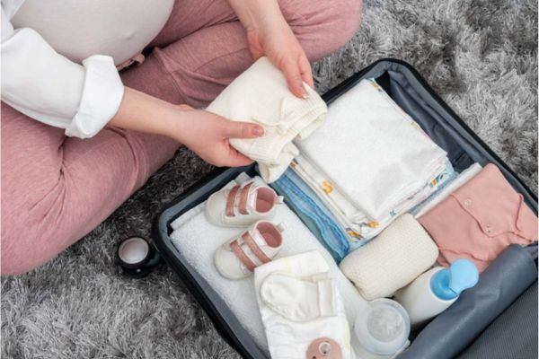 brassière en laine de bébé dans une valise de maternité