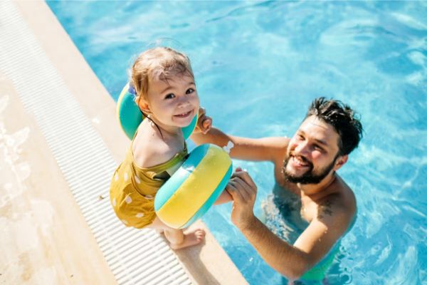 enfant à la piscine avec son papa