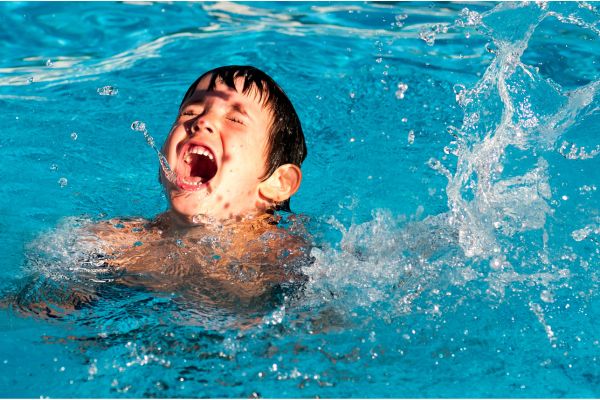 enfant qui se noie dans une piscine