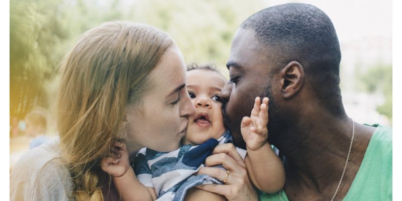 parents avec leur bébé métisse