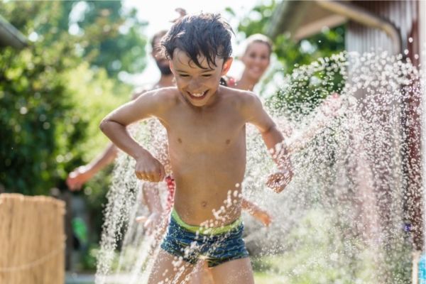 Jeux aquatiques sans matériel
