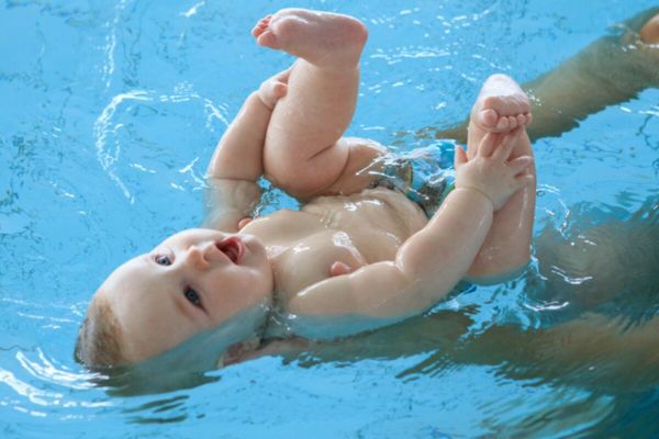 bébé en couche de piscine