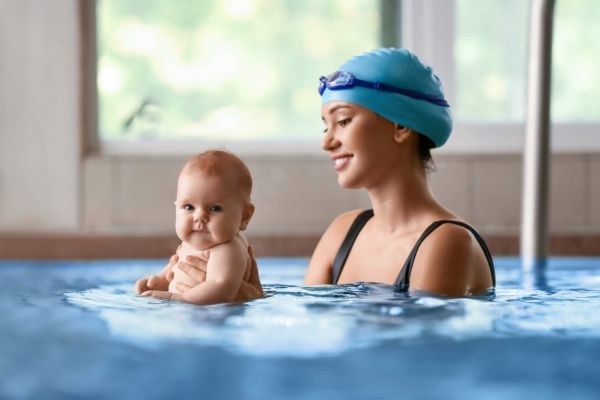 bébé nageur dans une piscine
