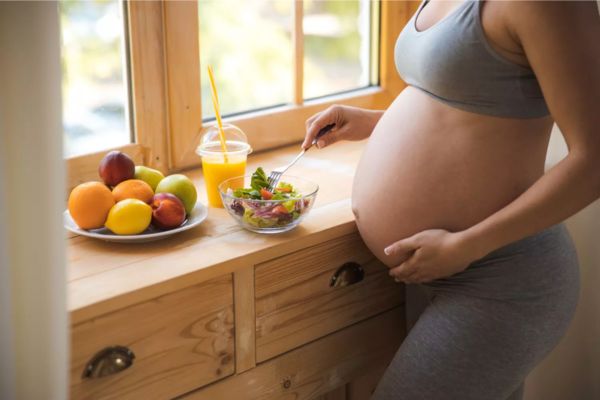 femme enceinte mangeant une salade de thon